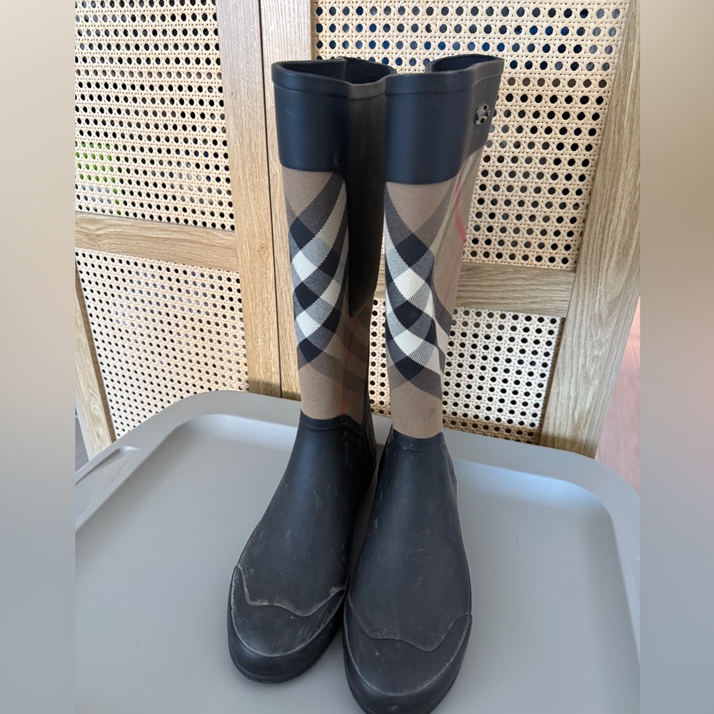 Burberry rain boots size 39 gently used
